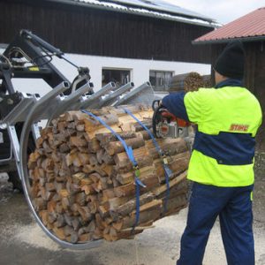 Fagoteuse cercleuse Fliegl pour bûches avec tronçonneuse intégrée
